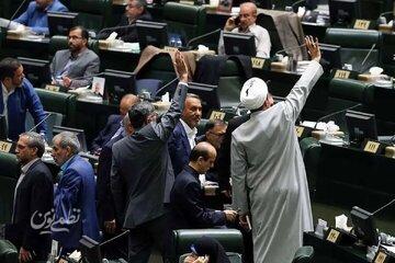 حمله تند روزنامه اصولگرا به مجلس: در جلسه سه شنبه با هر فریاد نمایندگان، دلار بالاتر رفت/ آن جلسه فقط هوچی گری بود