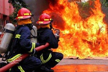 آتشسوزی یک ساختمان چهار طبقه مسکونی در خیابان ولیعصر/ آمار مصدومان