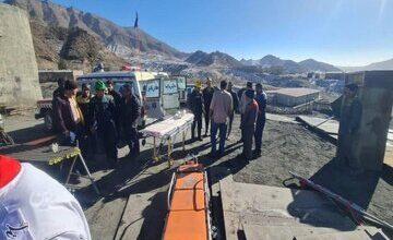 محبوس شدن ۲۴ کارگر در پی ریزش معدن/ جزئیات