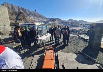 محبوس شدن ۲۴ کارگر در پی ریزش معدن/ جزئیات