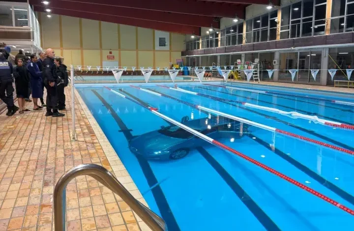 سقوط خودرو به استخر