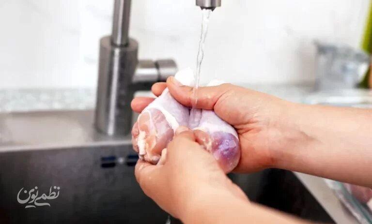 شستن مرغ خام