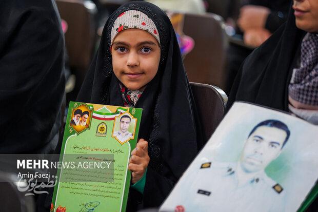 قدردانی دانشآموزان گرمساری از مأموران پلیس با اهدای گل