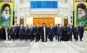 استقبال سیدحسن خمینی از پزشکیان در حرم امام خمینی/ فاتحه خوانی سقاب اصفهانی در کنار رئیس جمهور + تصاویر