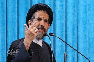 امام جمعه موقت تهران در مراسم چهلم جانباختگان حوادث دیماه؛ مسئولان همواره در معرض خطر «هوای نفس» و «دلبستگی به قدرت» قرار دارند