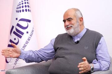 حسامالدین آشنا:کسانی به دلیلِ خاطرات تلخی که از خانواده یا نزدیکان داشتند، از کل نظام انتقام گرفتند/ پاسخ پرخاش پدر پشتکردن به پرچم نیست