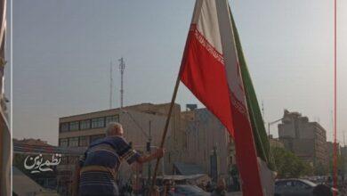 پیرمرده خمیده و پرچم