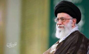 عکسی از اهدای مدال فرماندهان سپاه و ارتش توسط رهبر شهید انقلاب/ نشان درجه یک نصر بر سینه حسن روحانی/ محسن رفیقدوست هم بود