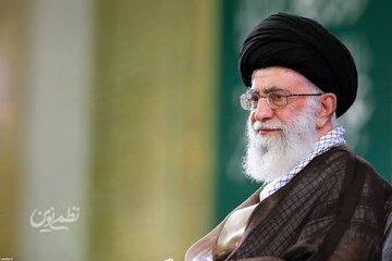 عکسی از اهدای مدال فرماندهان سپاه و ارتش توسط رهبر شهید انقلاب/ نشان درجه یک نصر بر سینه حسن روحانی/ محسن رفیقدوست هم بود