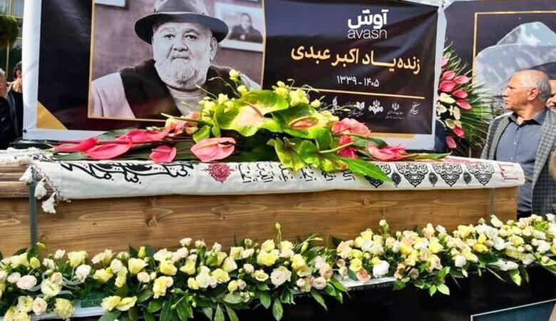 اولین تصویر از تابوت مرحوم اکبر عبدی با پرچم یا قمر بنی هاشم (ع)+ عکس