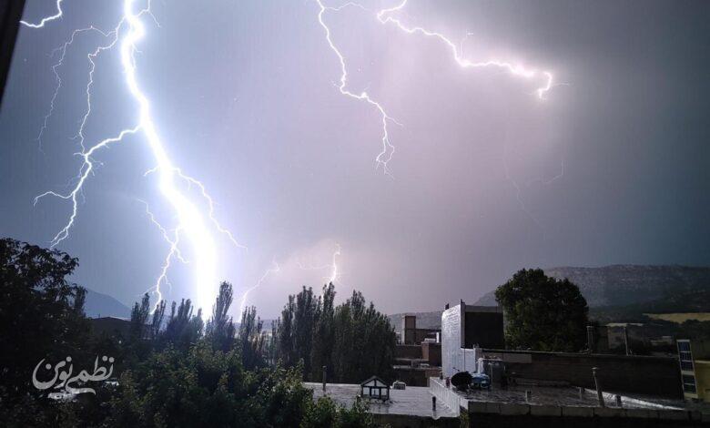 رعد و برق در آسمان