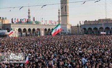 پلاکارد متفاوت یک جوان در مراسم تشییع پیکر رهبر شهید با کلیدواژه «علی‌الاصول» + عکس