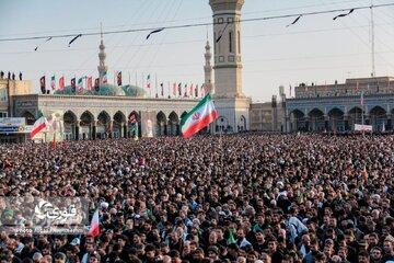 پلاکارد متفاوت یک جوان در مراسم تشییع پیکر رهبر شهید با کلیدواژه «علی‌الاصول» + عکس