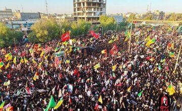 تصاویر مراسم تشییع در عراق؛ از تصویر قاب گرفته شده رهبر شهید تا پوستر عکس مشترک آیت الله سیستانی و آیت الله سید مجتبی خامنهای +تصویر