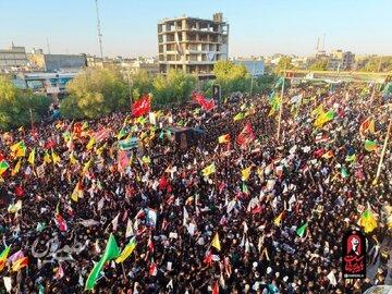 تصاویر مراسم تشییع در عراق؛ از تصویر قاب گرفته شده رهبر شهید تا پوستر عکس مشترک آیت الله سیستانی و آیت الله سید مجتبی خامنهای +تصویر
