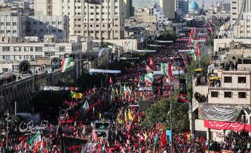 وزیر اقتصاد در میان جمعیت عزاداران مشهد + عکس
