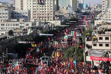 وزیر اقتصاد در میان جمعیت عزاداران مشهد + عکس