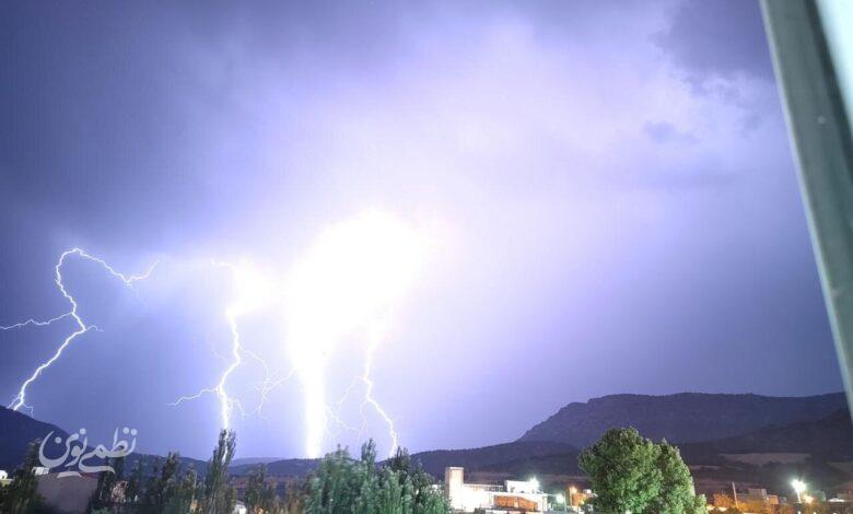 رعد و برق در آسمان