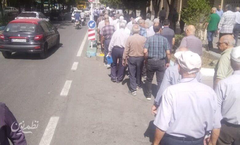 راهپیمایی بازنشستگان فولاد اصفهان در اعتراض به بلاتکلیفی بیمه‌ای و معیشتی