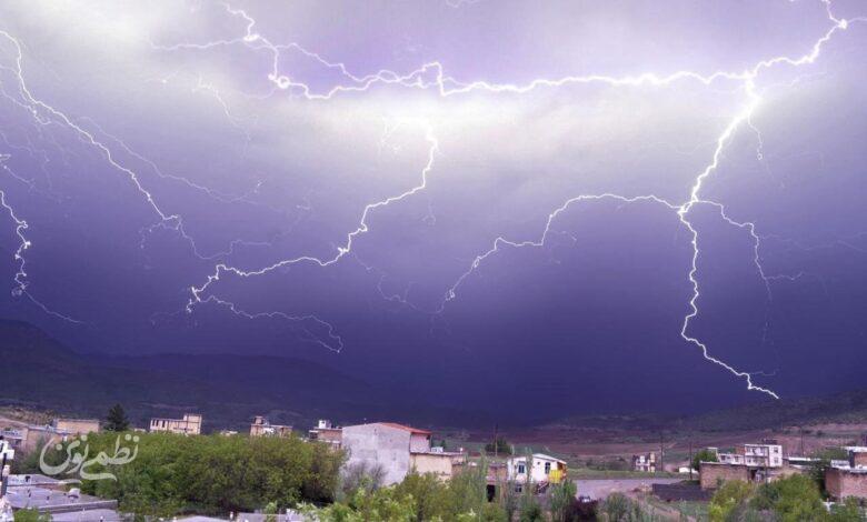رعد و برق در آسمان